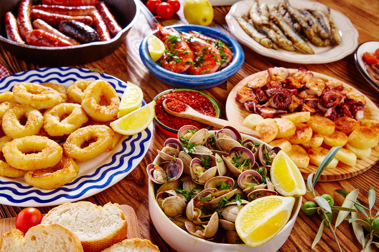 Tapas de España variada mezcla de la comida mediterránea de Tapa más popular. rompecabezas en línea