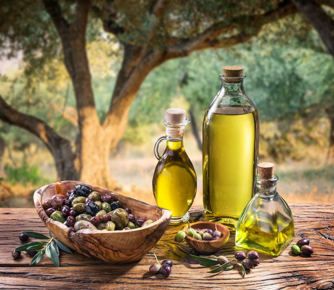 Aceitunas y aceite de oliva en una botella en el fondo de la noche oliva. rompecabezas en línea