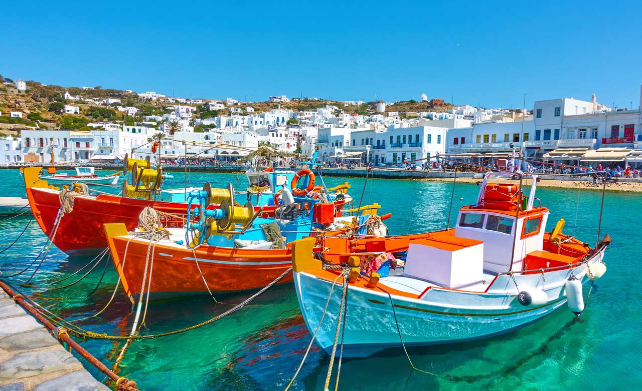 Port cu bărci vechi de pescuit și malul mării în Insula Mykonos, Grecia puzzle online