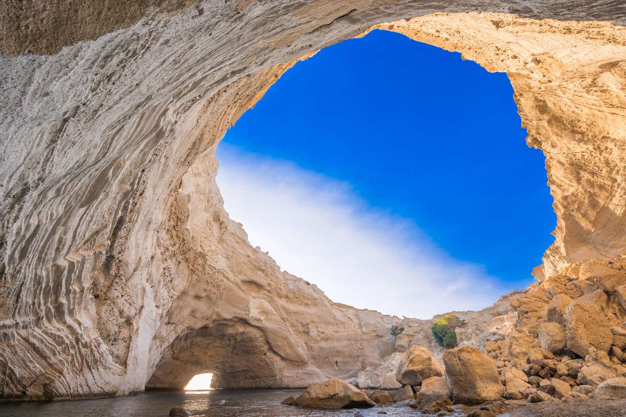 Sykia Beach o Sykia Cave era una caverna in mare il cui tetto è crollato, creando un buco del lavandino. Si trova sulla costa occidentale dell'isola di Melos in Grecia ed è accessibile solo dal mare. puzzle online