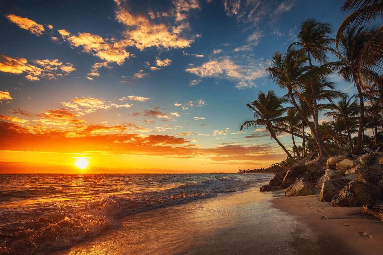 Nascer do sol sobre a praia. Punta Cana. puzzle online