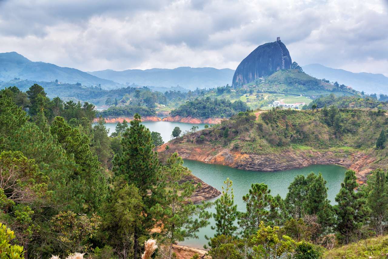 Rock nära Guatape, Colombia Pussel online