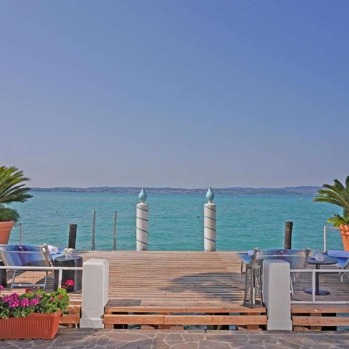 Στο Sirmione - θέα από το ξενοδοχείο στη λίμνη Garda παζλ online