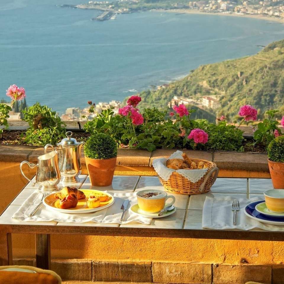 Ontbijt op het terras met uitzicht op de zee legpuzzel online