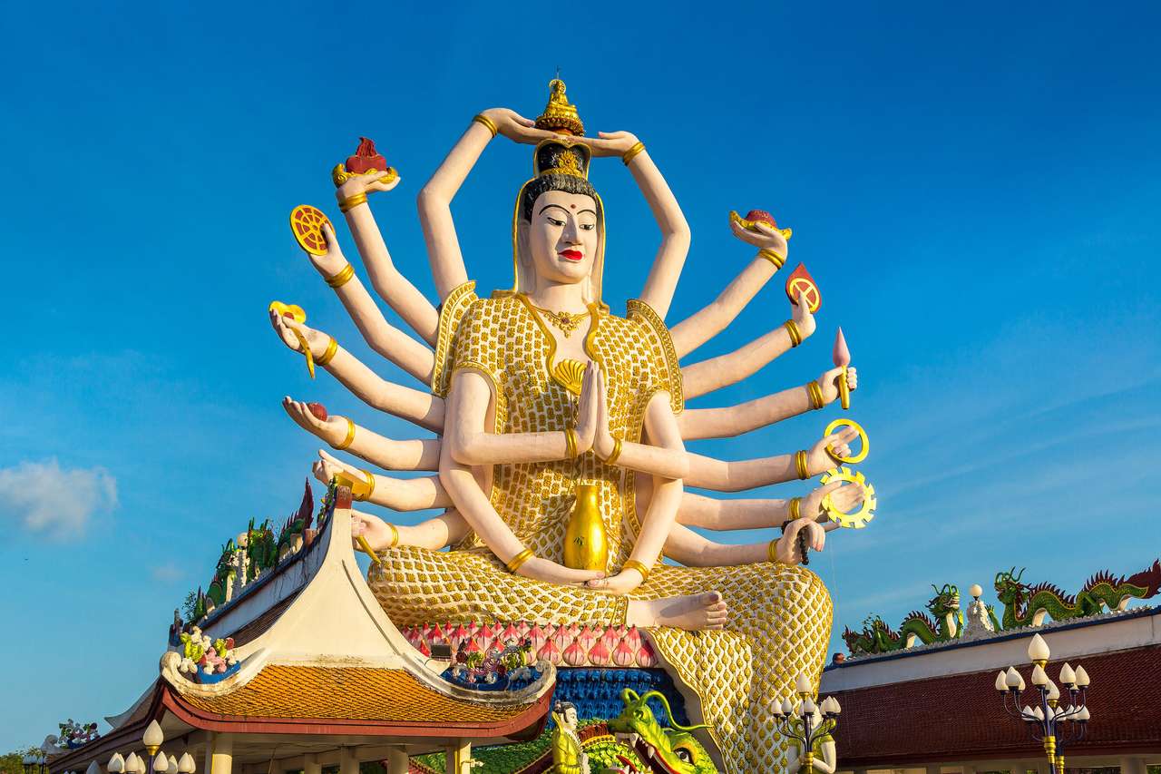 Staty av Shiva i Wat Plai Laem Temple, Samui, Thailand på en sommardag Pussel online