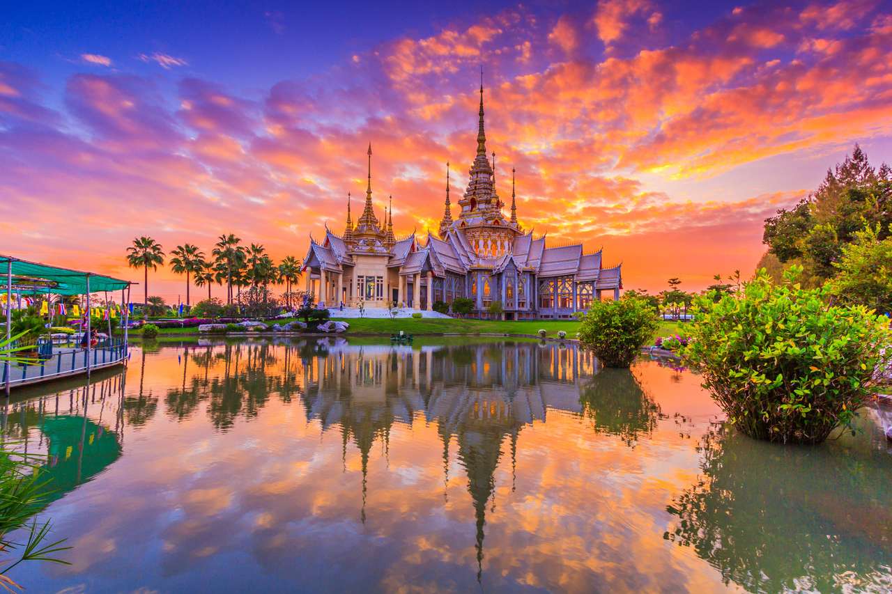 Wat thai, západ slunce v chrámu Thajsko online puzzle