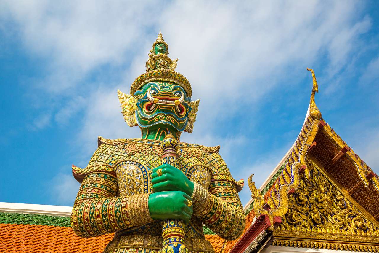 Demon Guardian em Wat Phra Kaew (Templo do Buda Esmeralda), em Bangkok em um dia de verão quebra-cabeças online