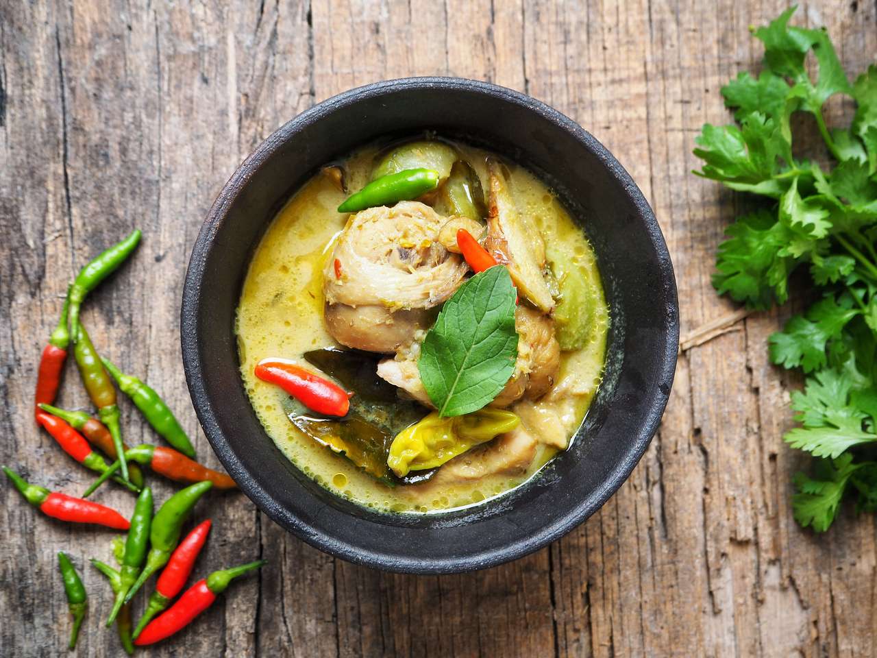 Comida tailandesa de pollo de curry verde rompecabezas en línea