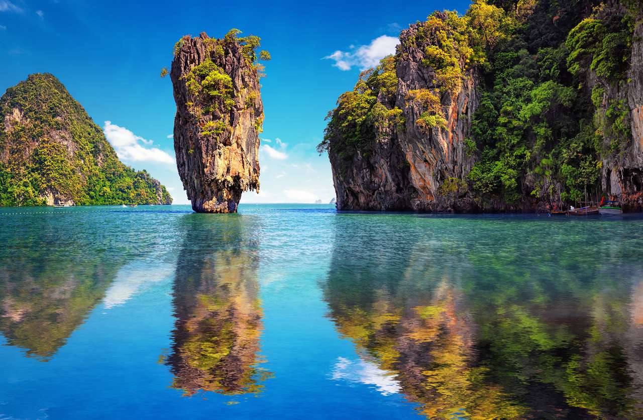 Bela natureza da Tailândia. James Bond Island reflete na água perto de Phuket puzzle online