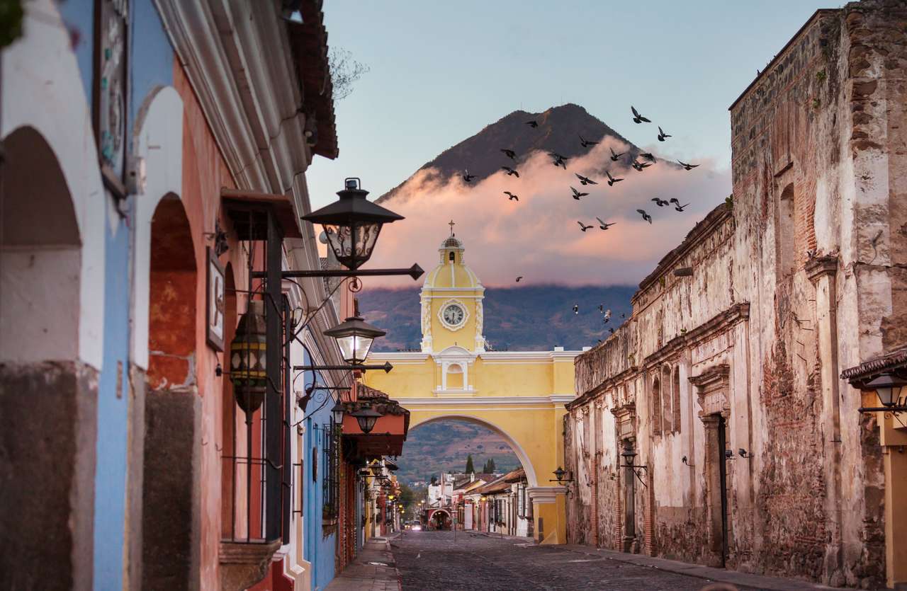 Колониальная архитектура в Гватемале пазл онлайн
