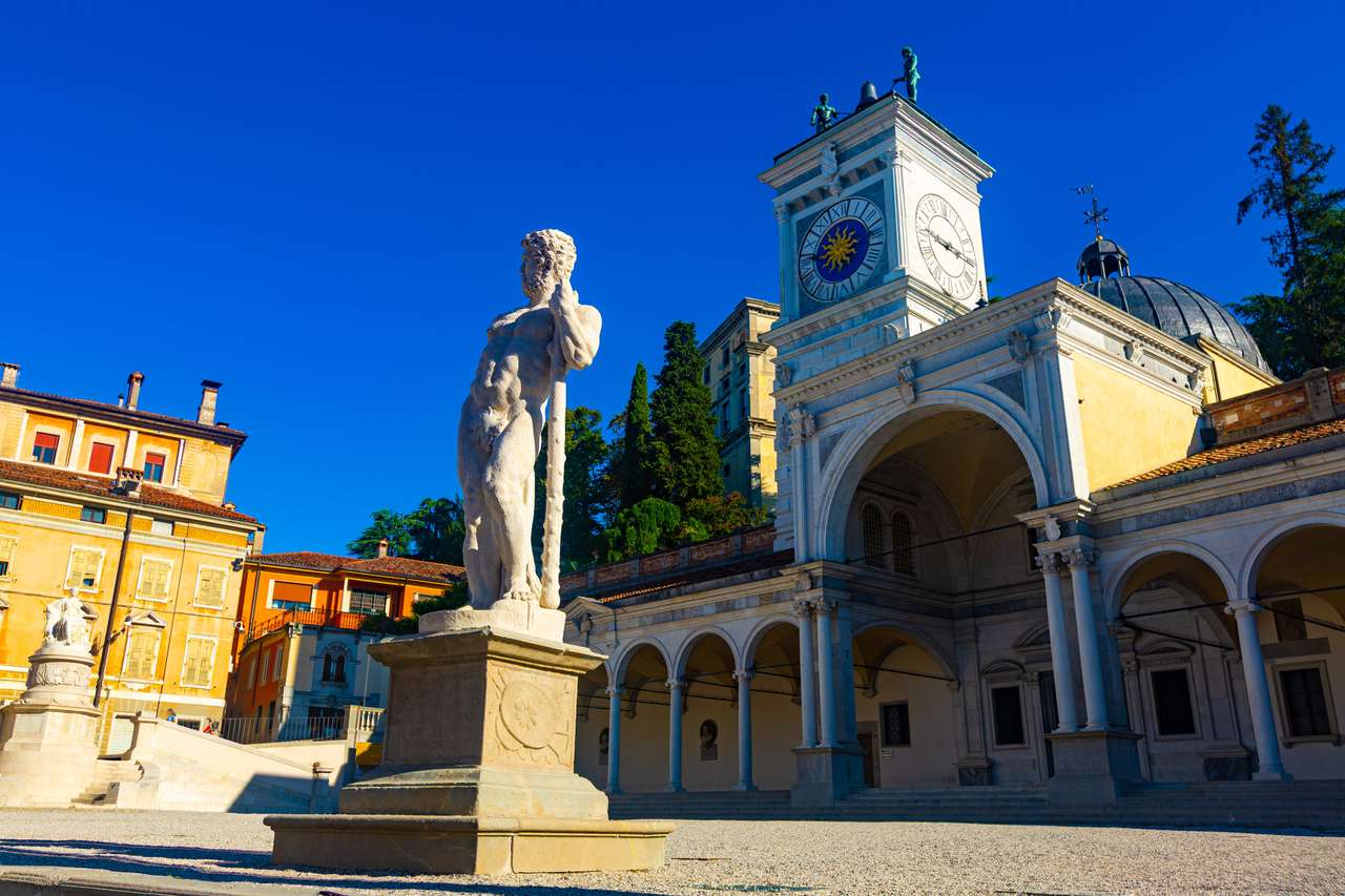 Place de la ville centrale de Piazza Liberta, Udine, Italie puzzle en ligne