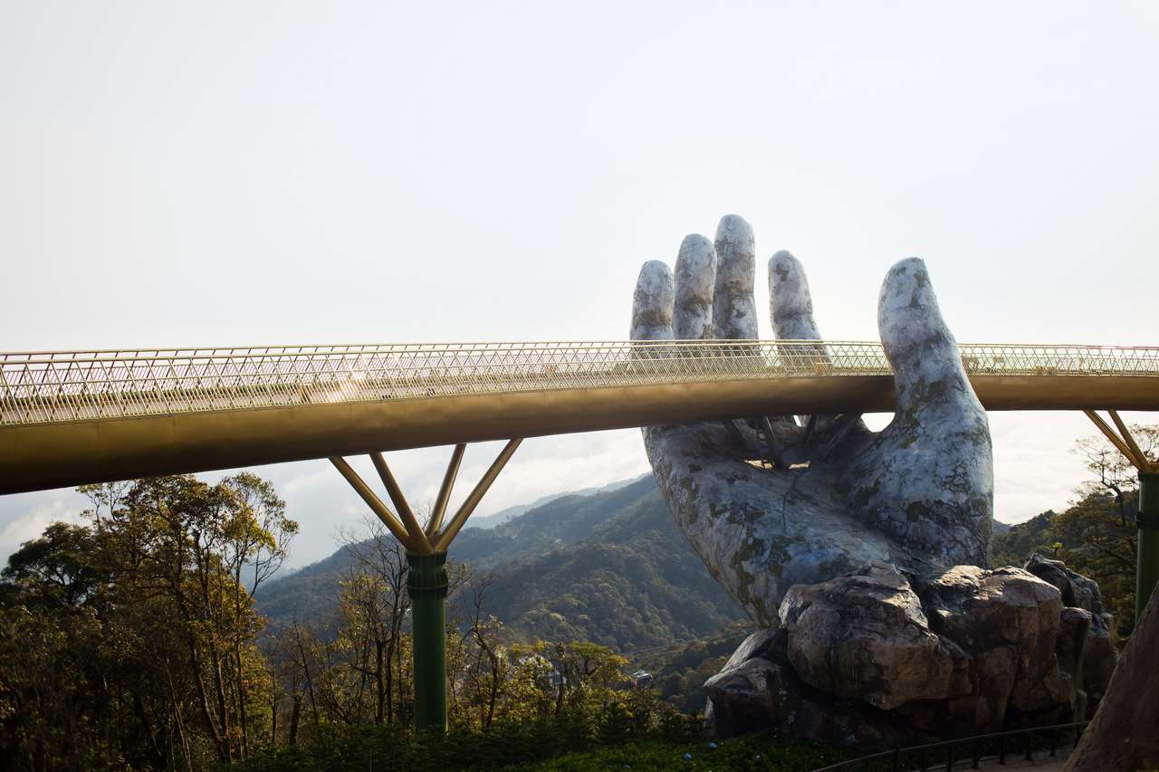 Ponte dourada nas mãos da Nang, Vietnã quebra-cabeças online