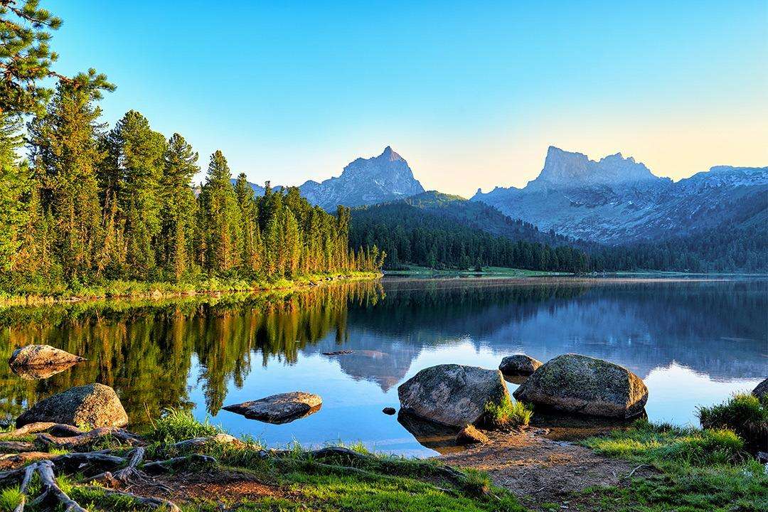 Montanhas refletidas em um lago puzzle online
