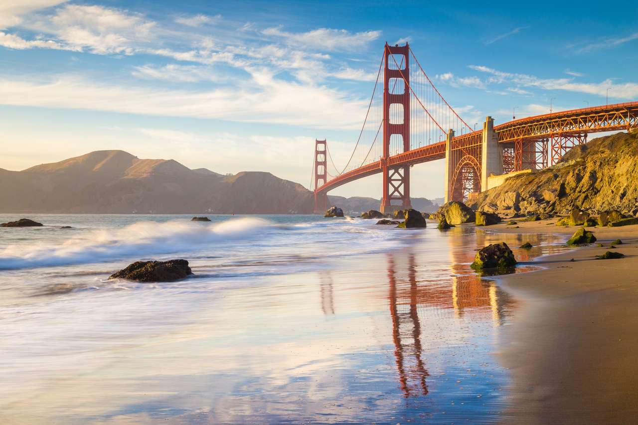 Класически панорамна гледка към известния мост на Golden Gate, виждан от живописния плаж в красива златна вечер в слънчев ден със синьо небе и облаци през лятото, Сан Франциско, Калифорния, САЩ онлайн пъзел