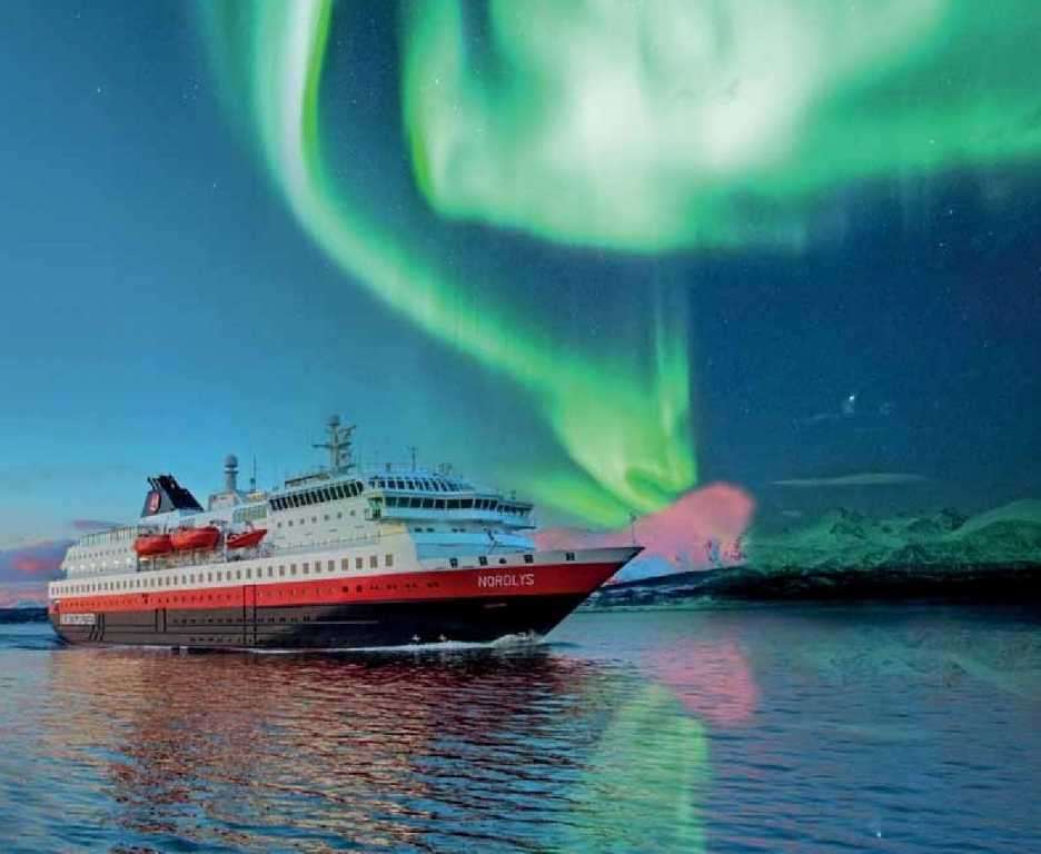 Туристический корабль и северное сияние онлайн-пазл