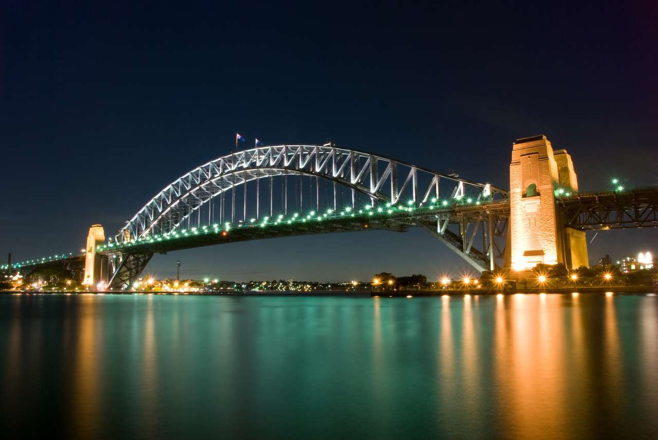 Sydney Harbour Bridge de nuit avec réflexion étincelante de l'eau puzzle en ligne