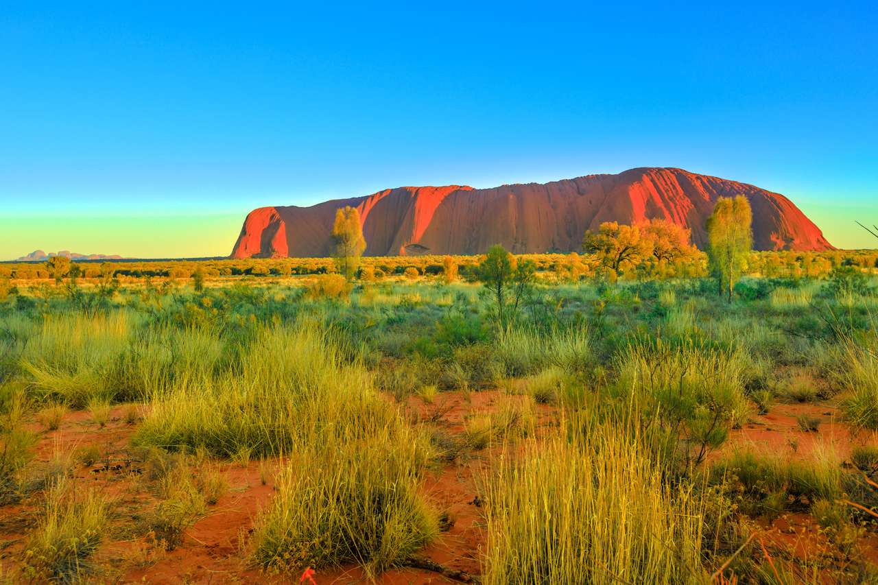 Ayers Rock Monolith и Kata Tjuta от Talinguru Nyakunytjaku Разглеждане в района с цветно небе при изгрев в Национален парк Uluru-Kata Tjuta, Австралия, Северна територия. Австралийският Red Center. онлайн пъзел