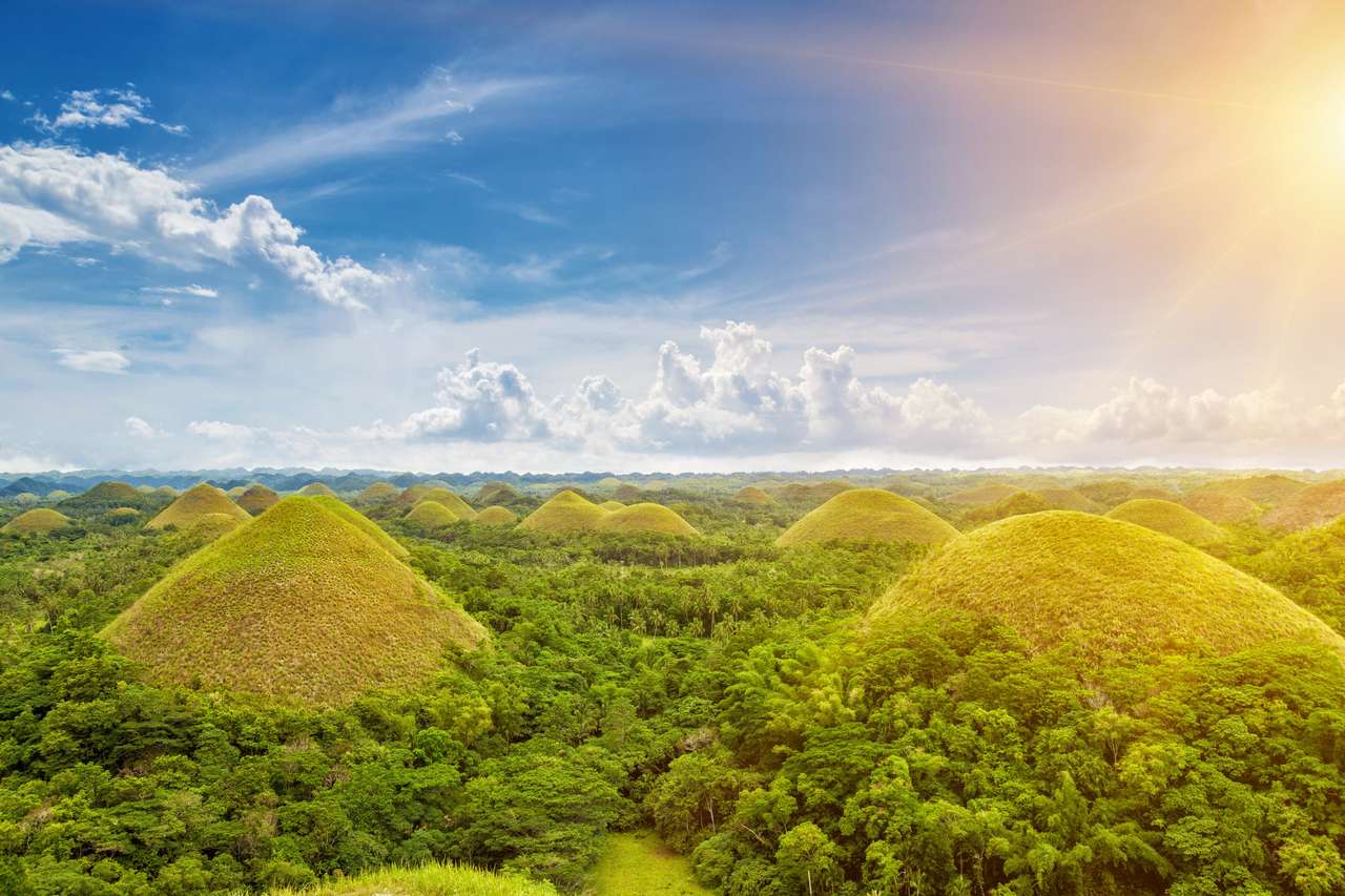 Schöne Landschaft von Schokoladenhügeln in Bohol, Philippinen Puzzlespiel online