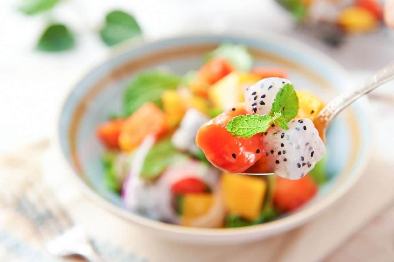 Salada de fruta colorida colorida vermelha, branca e amarela puzzle online