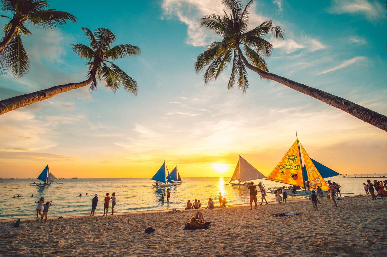 Boracay, Filippijnen - 12 april 2019: Mensen die van een spectaculaire zonsondergang in Boracay-eiland in Filippijnen genieten. legpuzzel online