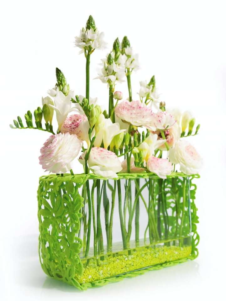 Композиція з весняними квітами пазл онлайн
