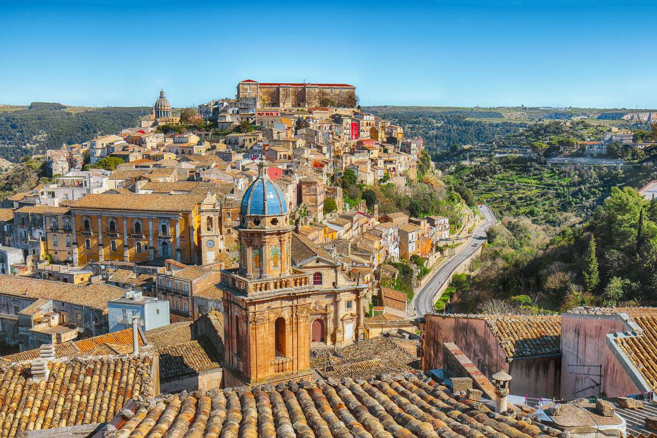 シチリア島のラグーザイブラの古いバロック様式の町の日の出。後期バロック様式で建てられたイブラと呼ばれる歴史的中心部。ラグーザ、シチリア、イタリア、ヨーロッパ。 ジグソーパズルオンライン