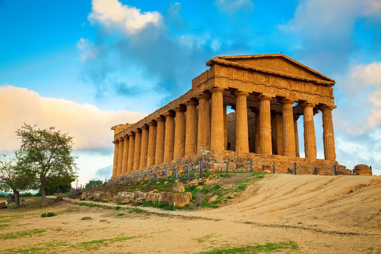 Ruinele grecești ale templului Concordia în valea templelor din apropiere de Agrigento, Sicilia puzzle online