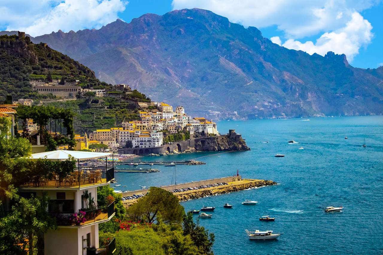 Az Amalfi-partra nézve. Ez Olaszország déli részén van Európában. A város a tenger feletti sziklákon áll. Vannak hajók a tengeren. kirakós online