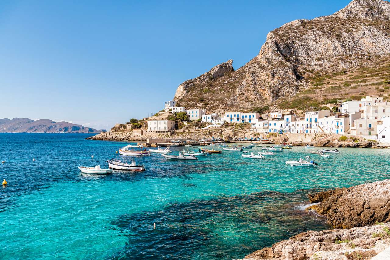 Isla Levanzo en el mar Mediterráneo al oeste de Sicilia, Italia rompecabezas en línea