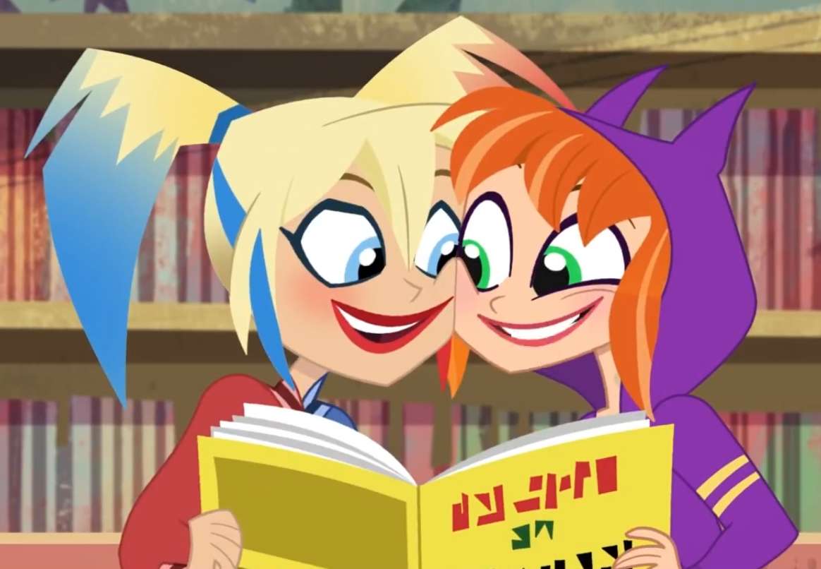 Barbara and Harleen reading a comic jigsaw puzzle online