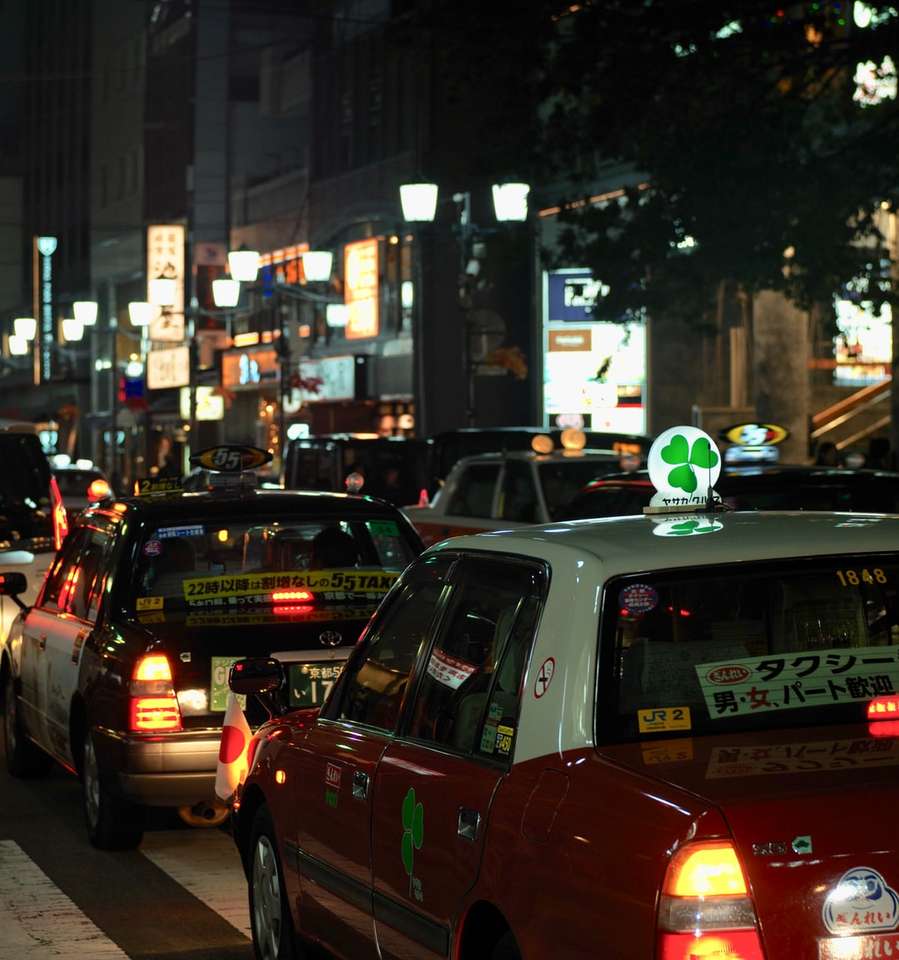 piros-fehér jármű fut az utcán éjszaka online puzzle