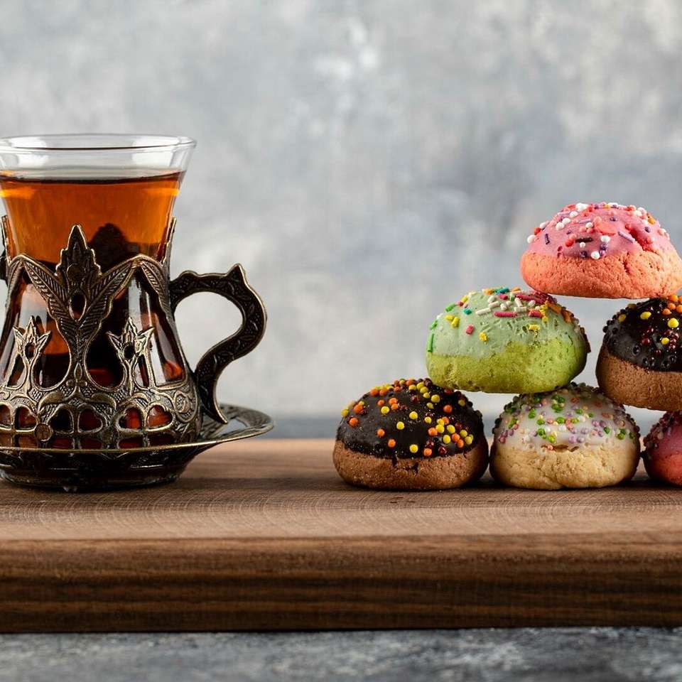 Разноцветные пончики с чаем пазл онлайн