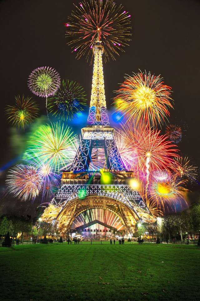 Eiffel tower illuminated by firecrackers online puzzle