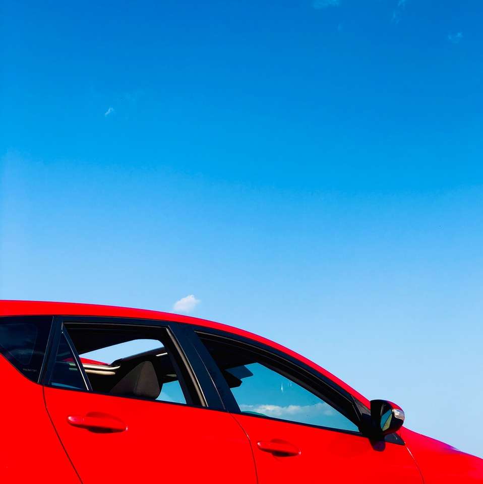 červený sedan pod modrou oblohou skládačky online