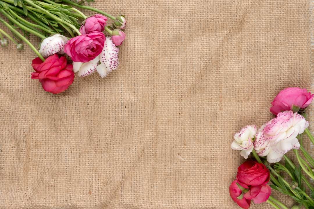 flori albe pe textile gri puzzle online