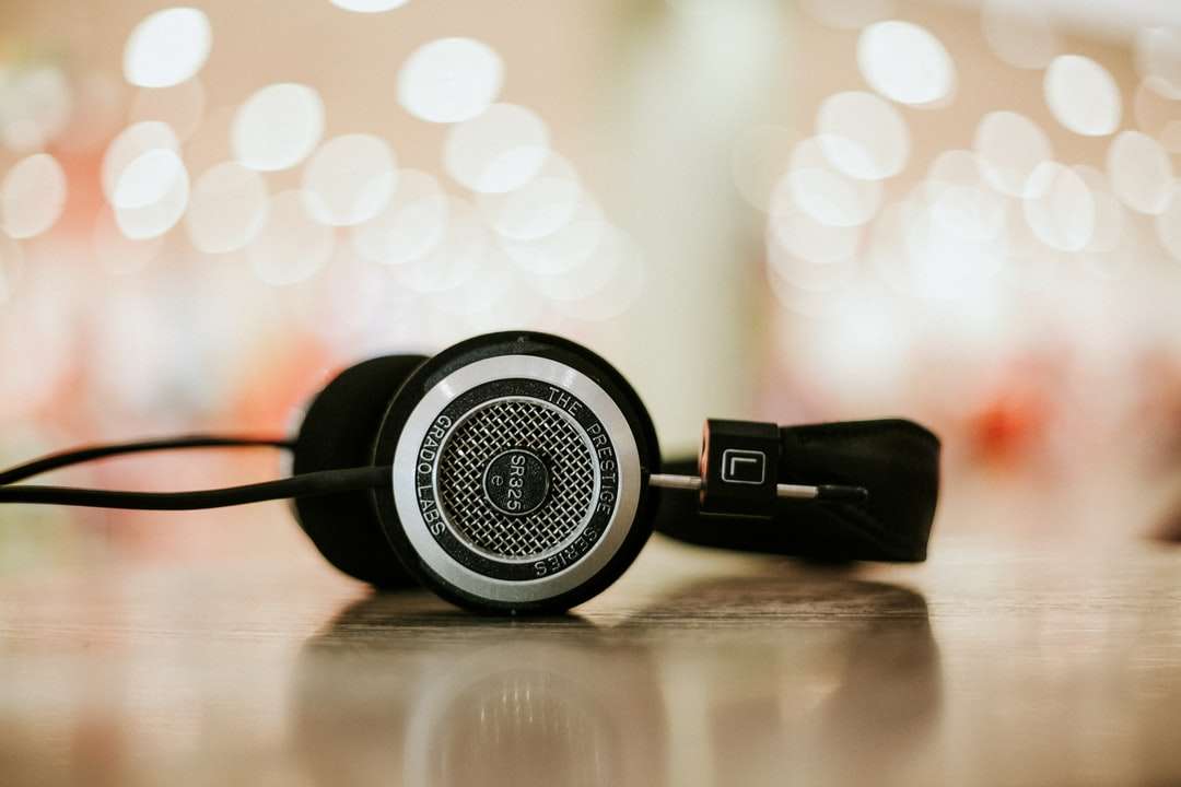 Επιλεκτική φωτογραφία εστίασης του μαύρου ακουστικού παζλ online