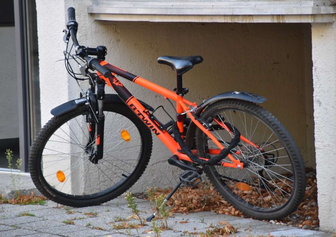 Червен и черен планински велосипед онлайн пъзел