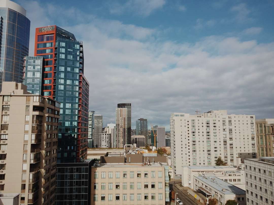 Bílá a modrá zatažená obloha nad městem skládačky online