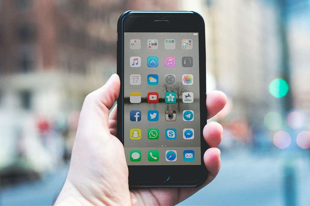 πρόσωπο που κρατά ένα γκρι διάστημα iPhone 6 και μαύρη θήκη online παζλ