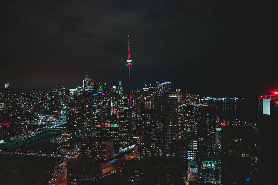 въздушна фотография на град с високи сгради онлайн пъзел