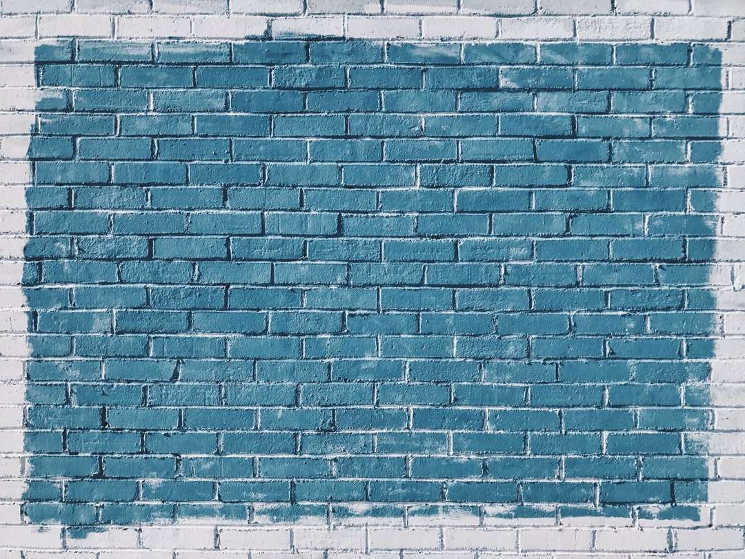 Ladrillos de hormigón gris pintados en azul. rompecabezas en línea