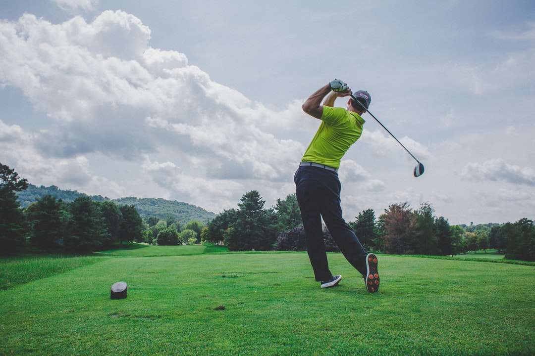 Fotografie muže houpání golfového řidiče online puzzle