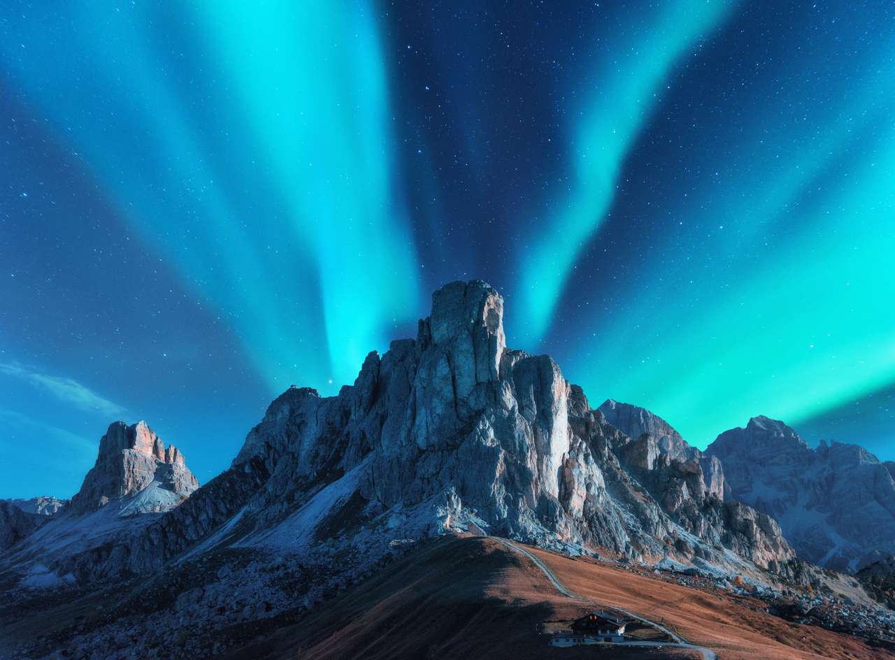 Βόρεια φώτα πάνω από τα βουνά τη νύχτα στην Ευρώπη online παζλ