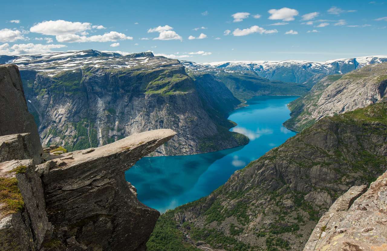 Trolltunga, la langue de Troll's Rock au-dessus du lac RingedalsVatnet, Norvège puzzle en ligne