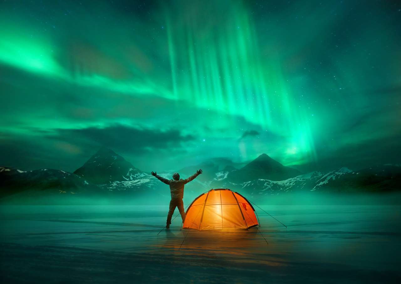 Een man kampeert in wilde noordelijke bergen online puzzel