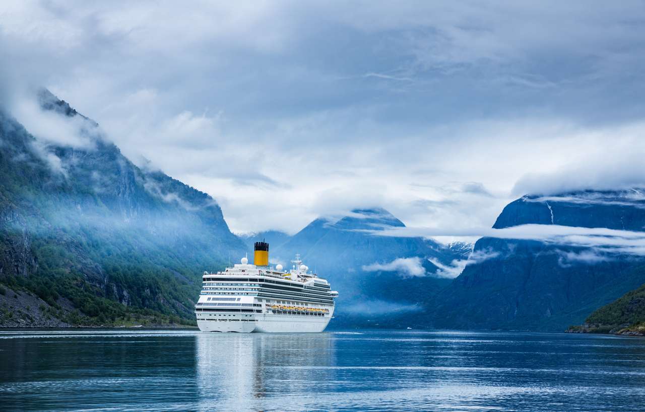 Круизный лайнер, круизные лайнеры на фьорде Хардангер, Норвегия онлайн-пазл