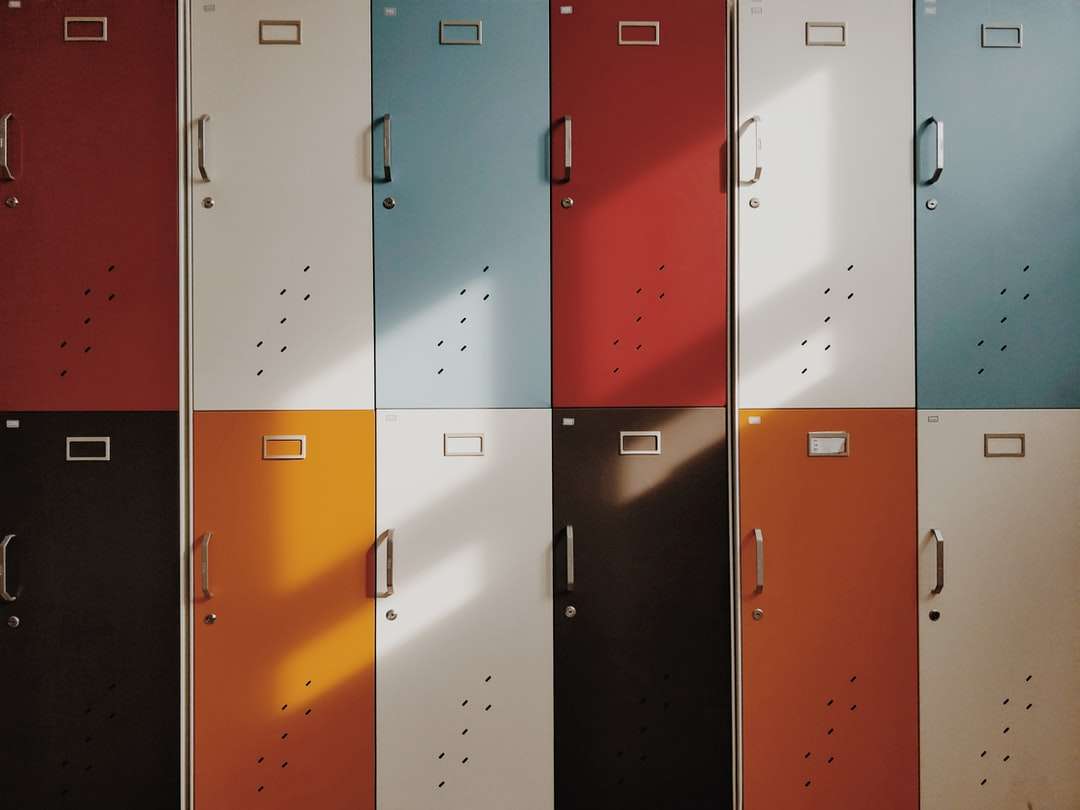 Assorted-color lockers Pussel online