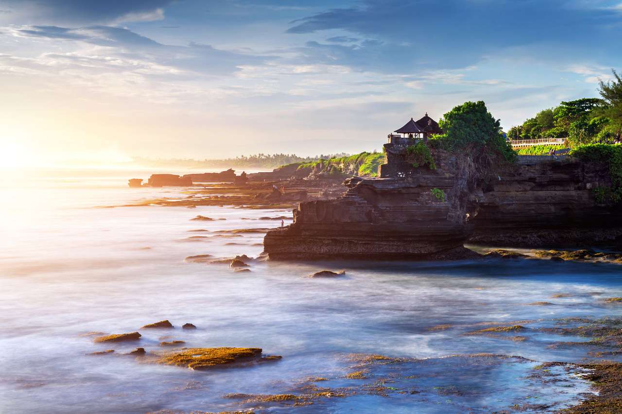 Templo de Tanah Lot en la isla de Bali, Indonesia. rompecabezas en línea