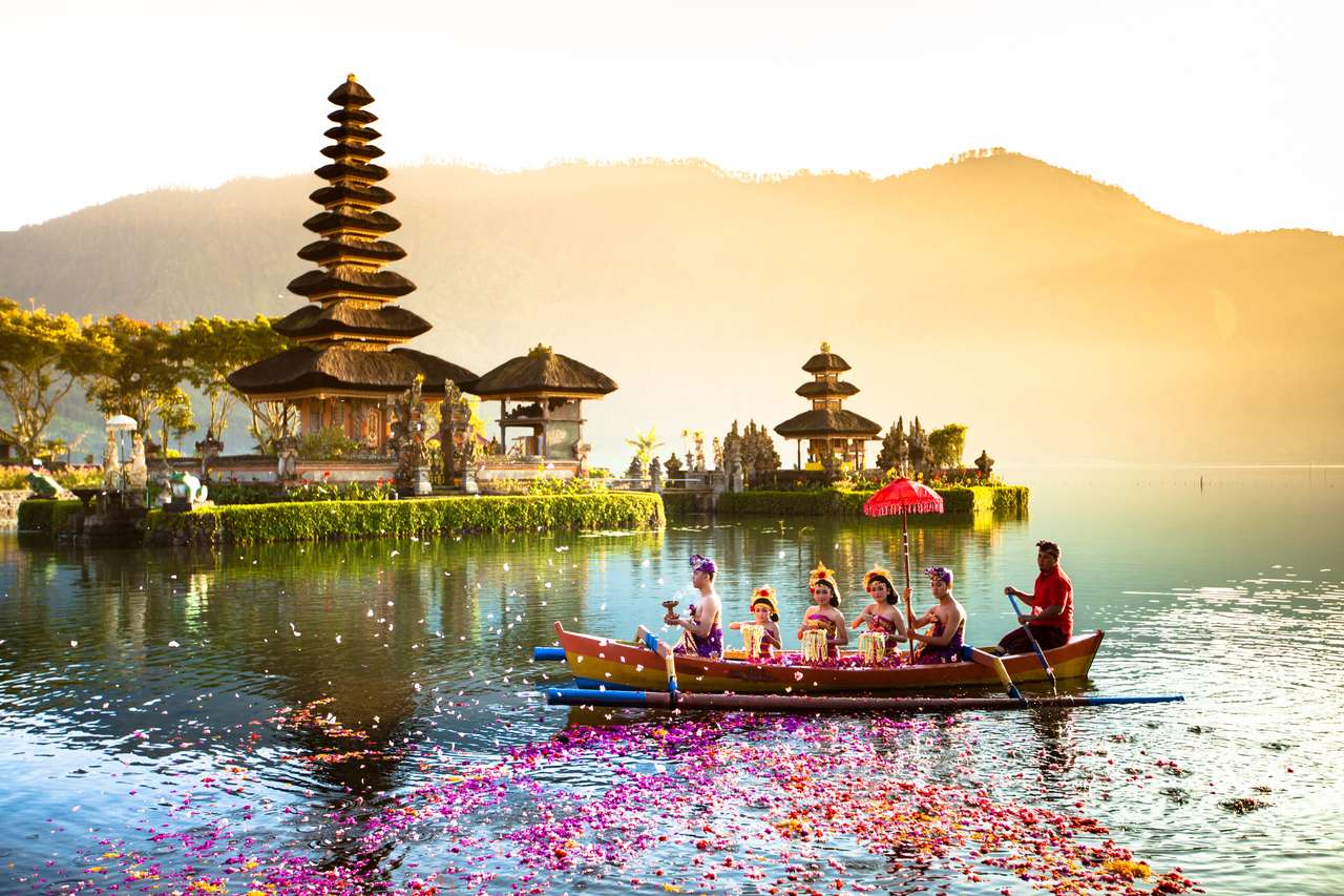 Pura Ulun Danu Temple på en sjö Beratan. Bali pussel på nätet