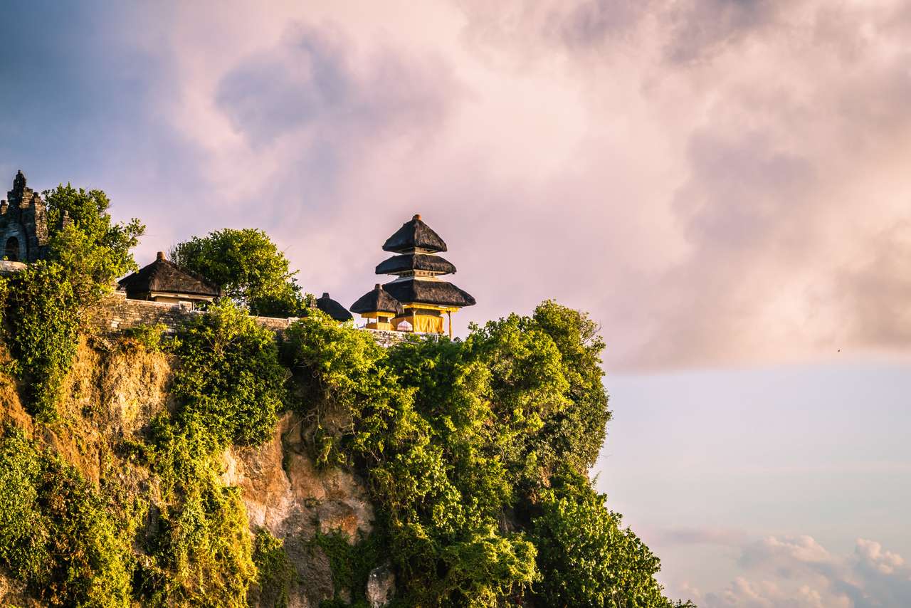 Uluwatu sitzt an der Klippenkante - Bali, Indonesien Online-Puzzle